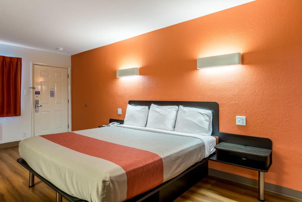 King Room - Non-Smoking interior